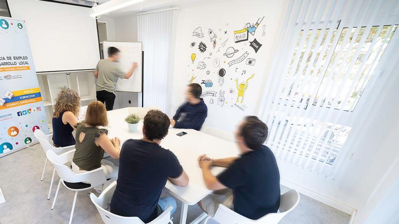 Empleo programa la formación ‘Emprender con 90€’ en el Espai Coworking de Benidorm